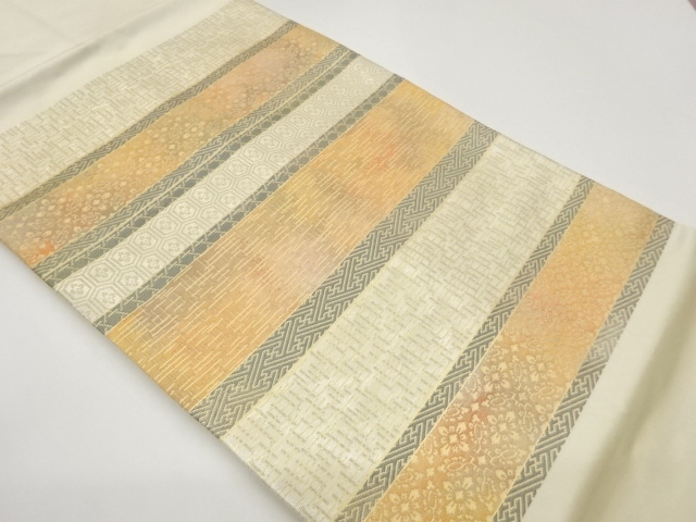 横段に古典柄織出し名古屋帯